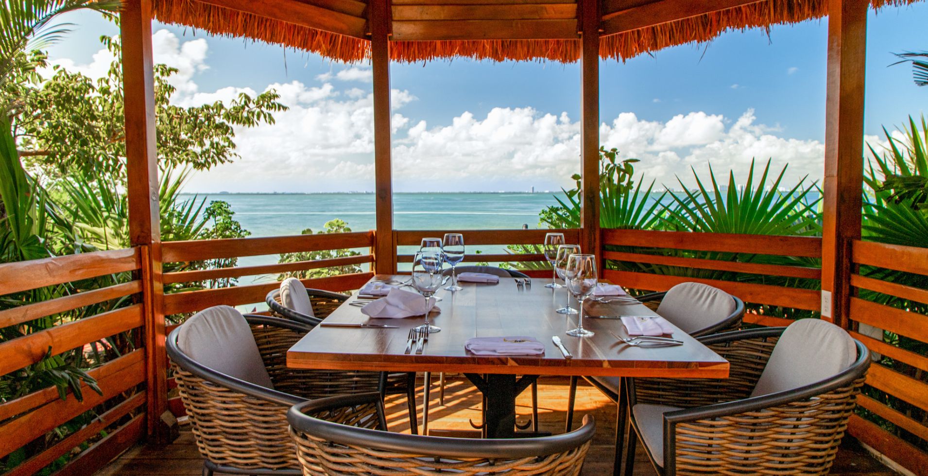 Romantic Lagoonfront Dining: A Unique Experience at Fred’s