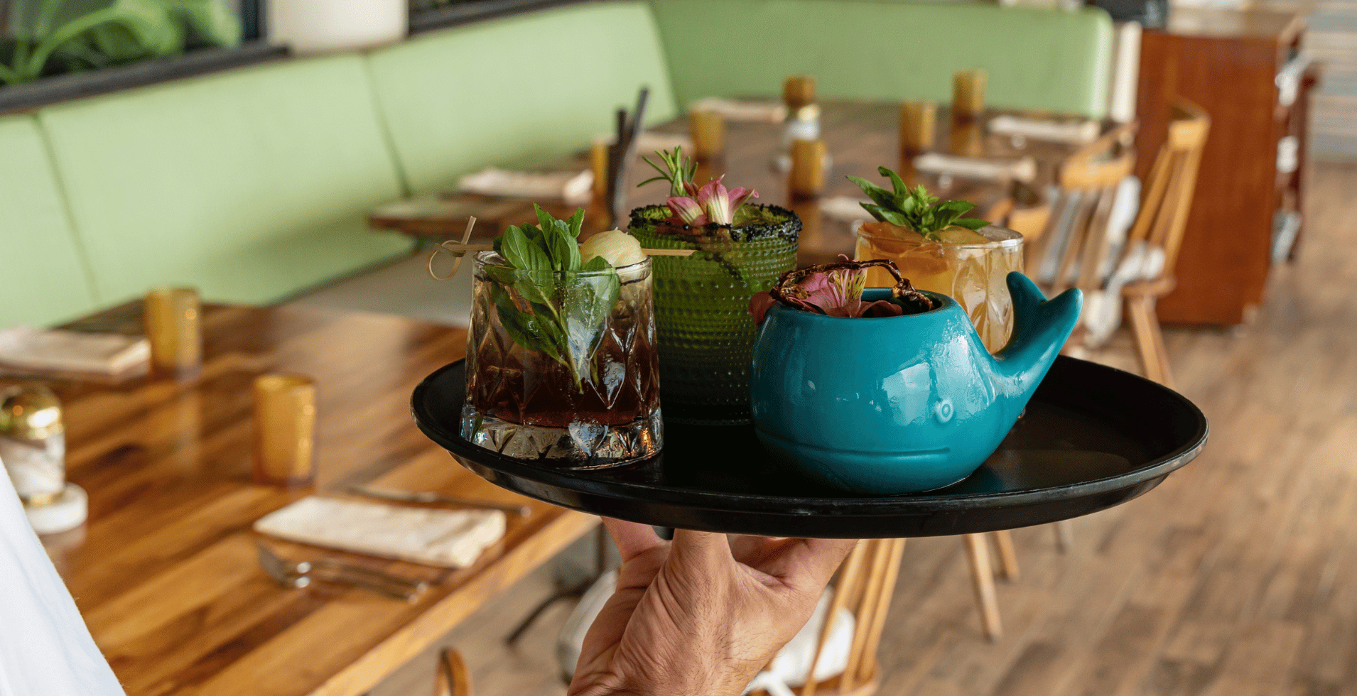 The Best Drinks to Pair with Seafood in Cancun: Citrus, Freshness, and Tropical Flavors